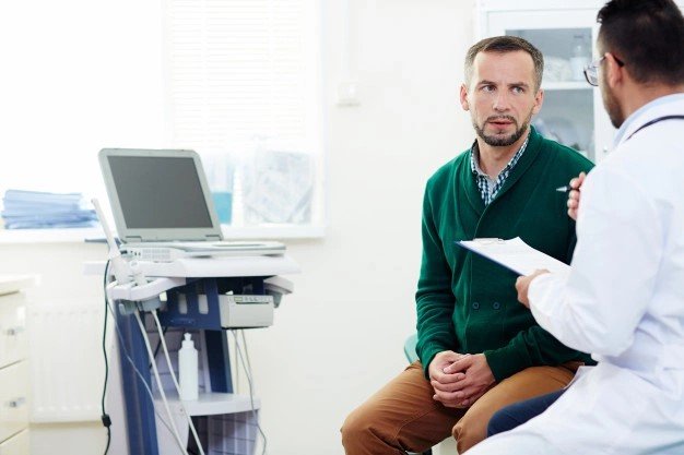 Trabalhador sendo atendido por médico em consultório