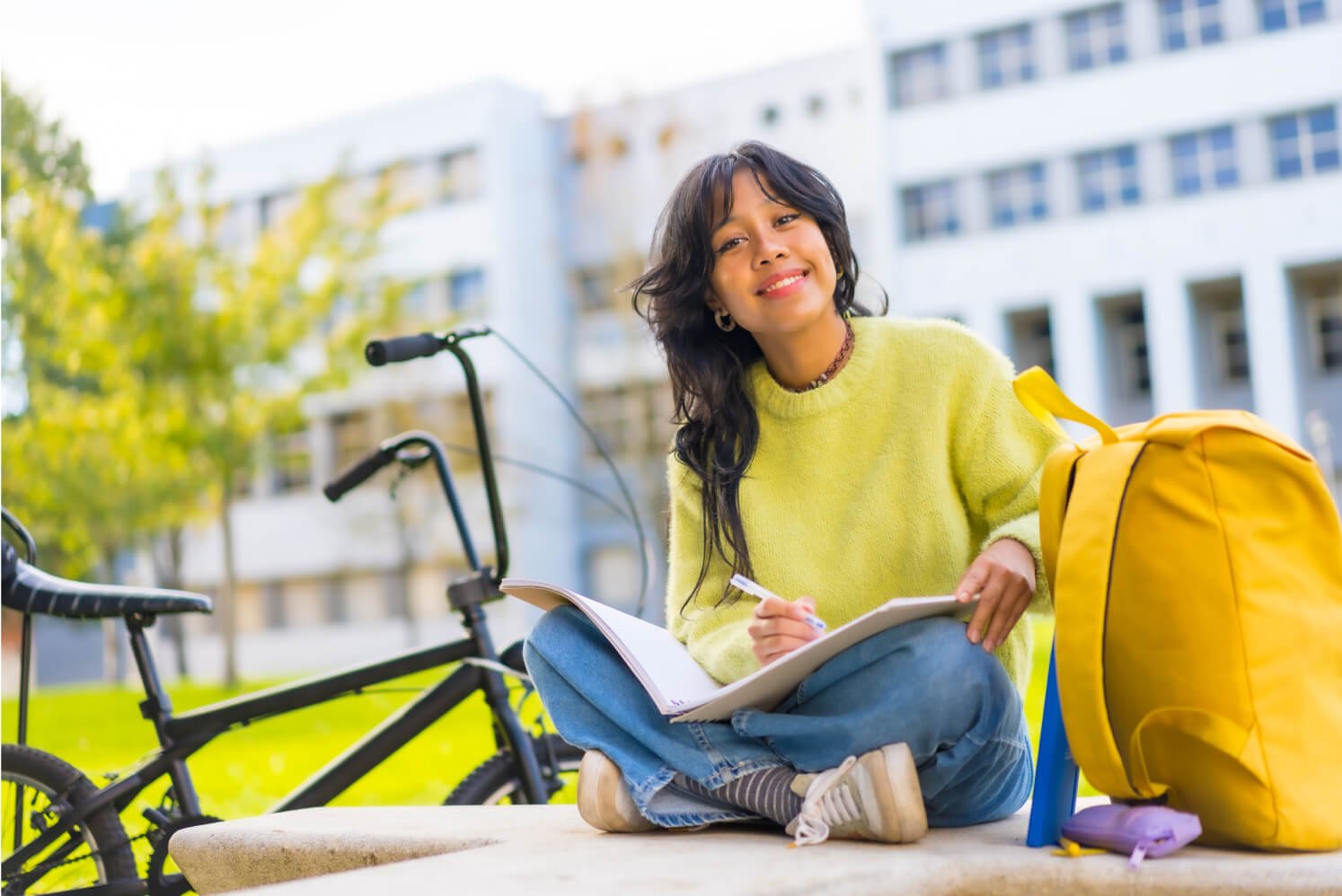 jovem feliz estudando ao ar livre